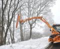 Bild: es
Arbeiter der Straßenmeisterei Vohenstrauß beschneiden schneebedeckte Äste, die in die Straße hereinreichen.