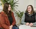 Bild: Petra Hartl
Katharina Wecker und Sandra Scharl meistern nicht nur die täglichen Herausforderungen auf der Intensivstation zusammen, sie sind auch richtig gute Freundinnen.