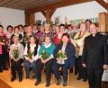Bild: rpp
22 Damen ehrt Bezirksvorsitzende Elke Burger (Zweite von rechts) für 40 Jahre Mitgliedschaft im Katholischen Frauenbund Kastl. Auch Pfarrer Heribert Stretz (rechts) dankt den Jubilarinnen.