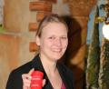 Bild: rpp
Die Rotkreuzdose stellt Stefanie Baier den Senioren in Löschwitz vor.