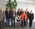 Bild: bk
Künftig gemeinsam am Steuerrad der Grund- und Mittelschule: Rektor Günther Paul und die neue Konrektorin Katharina Achtert. Zur Amtseinführung gratulieren die Bürgermeister Rudolf Götz, Martin Schregelmann, Ludwig Biller und Richard Kammerer sowie Elternbeiratsvorsitzende Petra Franke und Pfarrer Varghese Puthenchira (von links).