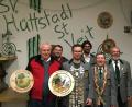 Bild: gis
Der Schützenverein Hüttstadl-St. Veit feiert seine Erfolge: Vorsitzender Mario Bauer (Dritter von rechts) Willi Pscherer (von links), Michael Weinert und Michael Sendbühler sowie Holger Hüttner (von rechts) und Helmut Weberbauer.