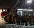 Bild: mde
Trotz Schneefall und frostigen Temperaturen nehmen 30 Floriansjünger an der Übung teil. Die praktische Durchführung findet an mehreren Stationen in geteilten Gruppen statt.