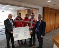 Bild: gpa
Die Wasserwacht freut sich über die Spenden aus dem Crowdfunding der Volksbank-Raiffeisenbank Noroberpfalz. Geschäftsstellenleiter Richard Götz (von links) traf zusammen mit Regionalmarktleiter Stefan Schedl (rechts) bei der Übergabe Josef Ott, Vorsitzender der Wasserwacht, deren technischen Leiter Benjamin Weber und Pascal Hofmann (Ressort Finanzen).