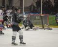 Bild: brü
Einfach nur eine bittere Niederlage. Der ERSC Amberg (in Schwarz Goalie Oliver Engmann, der nicht einen seiner besten Tage hatte) verlor mit 5:6 gegen Dorfen.