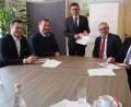 Bild: Bühner
Der Arbeitsmarkt in der nördlichen Oberpfalz entwickelt sich positiv. Landtagsabgeordneter Christoph Skutella, Bundestagsabgeordneter Uli Grötsch, Arbeitsagenturchef Thomas Würdinger und die Geschäftsführer der Jobcenter Weiden-Neustadt und Tirschenreuth, Peter Witt und Leonhard Merkl (von links), ziehen Jahresbilanz.