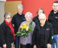 Bild: njn
Die Geburtstagsjubilarin Pauline Menzl (Dritte von links) mit (von links) der Leiterin der Wohlfahrts- und Sozialarbeit Monika Zimmerer, Petra Tappe, der stellvertretenden Leiterin Wohlfahrts- und Sozialarbeit Luise Lehner sowie der stellvertretenden Bereitschaftsleiterin Anneliese Huhnke und Bereitschaftsleiter Sven Lehner.