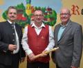 Bild: dob
Ohne Josef Wolfrath (Mitte) wäre die Jugendkapelle Roggenstein undenkbar. Ihm ist in erster Linie der Erfolg zu verdanken. Der Bezirksvorsitzende des Nordbayerischen Musikbunds, Gerhard Engel (rechts), brachte zur Überraschung von Wolfrath nicht nur die goldene Ehrennadel sondern auch den seit längerem vermissten goldenen Dirigentenstab zurück, den Bürgermeister Andreas Wutzlhofer in der Hand hält. Auch das Stadtoberhaupt gratulierte dem engagierten Kapellmeister zur Auszeichnung.