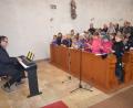 Bild: fz
Wolfgang Ziegler begleitet den Projektchor bei dessen erstem öffentlichen Auftritt.