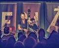 Bild: lst
„Fenzl“ (Mitte) und seine Band haben am Freitag im „Salute“ vom ersten Song weg das Publikum auf ihrer Seite.
