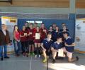 Bild: exb
Q11 gegen Q12, lautet das Finale beim Volleyballturnier am Gymnasium. Am Ende haben die baldigen Abiturienten die Nase vorn. Schulleiter Knut Thielsen (links) überreicht die Siegerurkunden und Preise.