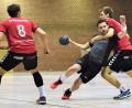 Bild: Büttner, Gerhard
Der Weidener Fabian Szameitat (schwarz) versucht sich hier gegen einen Regensburger Spieler durchzusetzen. Der HC unterlag im Heimspiel den Domstädtern mit 24:32.
