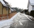 Bild: bjp
Im Erlenweg ist's eng: Weil schon bei parkenden Autos entlang nur einer Straßenseite keine drei Meter Durchfahrtsbreite bleiben, ist das Parken hier auch ohne Verbotsschilder untersagt.