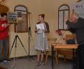 Bild: dob
Pfarrer Gerhard Schmidt, Lena Dworzak und Alexander Ram (von rechts) sorgen mit dem Sketch "Der Lottogewinn" von Loriot für viel Heiterkeit.