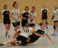 Bild: ham
Die Mannschaften schenkten sich nichts und es ging hart zur Sache. In dieser Szene wird HSG-Spielerin Carina Czichon (schwarz) gefoult.