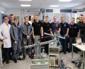 Bild: do
Abwechselnd trainieren die Rogers-Burschen mit den Teams von Tesa und Witron für den nationalen Berufswettbewerb der Mechatroniker, die "World Skills Germany" in Köln. Unser Bild zeigt die Teilnehmer-Duos aus Eschenbach und Offenburg mit ihren Trainern im Rogers-Ausbildungszentrum Eschenbach.