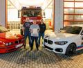 Bild: sml
Paul Hartmann (Mitte) überreicht den Vorsitzenden Christian Münchmeier (links) und Robert Mark (rechts) einen Gutschein für einen Führerschein im Wert von 2000 Euro. Verlost wird der bei der Faschingsparty am Samstag, 23. Februar, im Pfarrsaal .