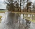 Bild: rpp
In der Gemeinde Kastl ist die Verbindungsstraße von Mühlhof nach Weha überschwemmt.