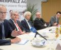 Bild: Gabi Schönberger
Das "Zukunftskonzept 2020" der Kliniken Nordoberpfalz AH steht. Vorstand Josef Götz (von links), OB Kurt Seggewiß sowie die Landräte Wolfgang Lippert und Andreas Meier sowie Pressesprecher Michael Reindl stellten es am Montag vor.