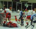 Bild: gb
Der Peitinger Goalie Florian Hechenrieder stürzt sich auf die Scheibe, die Weidener Mirko Schreyer, Michael Kirchberger und Marco Pronath (von links in den blauen Trikots haben das Nachsehen. Die Blue Devils unterlagen am Sonntagabend dem neuen Tabellenführer mit 5:7.