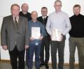 Bild: kök
Den anwesenden Jubilaren Hans Hörl (Dritter von links) und Frank Schloß (Zweiter von rechts) gratulierten Vorsitzender Hans König, dessen Stellvertreter Georg Götz (von links), Bürgermeisters Michael Göth und Kommandanten Jürgen Schloß (links).