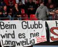 Archivbild: Daniel Karmann/dpa
Clubfans wissen, worauf sie sich einlassen: "Beim Glubb wird es nie langweilig. Ich liebe diesen Verein", stand beim Bundesligaspiel des 1. FC Nürnberg gegen 1899 Hoffenheim am 8. Spieltag im Max-Morlock-Stadion auf einem Banner.