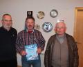 Bild: prh
Die goldende Ehrennadel für 40 Jahre Treue zu den Kleintierzüchtern bekommt Franz Weidner (Mitte) vom Vorsitzenden Rainer Bauer (links) und seinem Stellvertreter Alois Vogl (rechts).