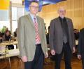 Bild: Lowak
Die Euregio Egrensis informiert in der Stadthalle Neustadt über Fördermöglichkeiten für grenzüberschreitetende Projekte. Von links: Stellvertretender Geschäftsführer Alexander Dietz, Geschäftsführer Harald Ehm und stellvertretender Landrat Albert Nickl.