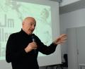Bild: Winkler
Höchstleistungen am laufenden Band. Zum Erfolgsrezept des DDR-Leistungssports gehörte auch systematisches Doping. Darüber spricht der Zeitzeuge Thomas Lukow vor rund 100 Schülern der FOS/BOS.