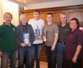 Bild: fvo
Fischerstammtisch- Vorsitzender Wolfgang Fröhlich, Raubfischkönig Herbert Bäumler, Vereinsmeister Daniel Straubinger, Fischerkönig Dominik Schürz, Peter Schürz und Hausherrin Christa Frank (von links).