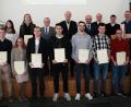 Bild: wro
Die erfolgreichsten Absolventen wurden mit Preisen ausgezeichnet. Es gratulierten: Studiendirektor Hans Gebhard, Pfarrer Maximilian Roeb, Studiendirektor Wolfgang Hecht, stellvertretender Landrat Alfred Scheidler, Schulleiter Wolfgang Eckstein und Zweiter Bürgermeister Fritz Holm (hintere Reihe von rechts).
