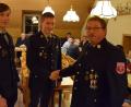 Bild: mde
Kommandant Ludwig Kugler (rechts) nimmt Jonas Zeitler (Mitte) und Bastian Wagner (links) per Handschlag in den aktiven Feuerwehrdienst auf.