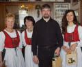 Bild: mmj
Vorsitzende Monika Bayer (rechts) ehrt mit den Vorstandsmitgliedern Maria Hammerer und Betty Wirnshofer (von links) Karl Bayer und Maria Spitzhirn (Zweite von rechts) für 35 Jahre Zugehörigkeit zur Volkstanzgruppe.