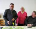 Bild: exb
Bürgermeister Karlheinz Budnik (links) berichtet vor Leiterin Evi Ziegler und Stadtpfarrer Hubert Bartel den KAB-Senioren über aktuelle Entwicklungen in der Stadt. Auch der neue Seniorenbus war Thema.
