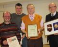 Bild: frd
Nach zwei Jahrzehnten in ihren Ämtern stellten (vorne von links) Thomas Wilhelm als Kassier, Hans Neuber als MMC- Obmann und Mitarbeiter Bernhard Fischer (hinten) ihre Ämter zur Verfü-gung. Hans Neuber (zweiter von rechts) ist auf Beschluss der Vorstandschaft per Urkunde zum „Ehrenobmann der MMC Teunz ernannt worden, wozu MMC- Präses Herbert Rösl (rechts) gratu-lierte.