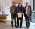 Bei der Jahreshauptversammlung ehrt Vorsitzender Gerhard Heindl (rechts) mit seinem Stellvertreter Anton Luber (links) Max Haberl für seine 50-jährige Treue zum Geflügelzuchtverein Schnaittenbach-Hirschau mit einer Urkunde.