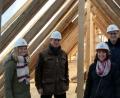 Bild: exb
Auf dem Dach der Klosterburg Kastl informierte sich die Projektgruppe um Christian Kopf (Zweiter von links) und Ingbert Hoffmann (rechts) über den Stand der Bauarbeiten.