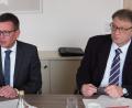 Bild: Bühner
Geschäftsführer Peter Witt vom Jobcenter Weiden-Neustadt, Arbeitsagenturleiter Thomas Würdinger und Geschäftsführer Leonhard Merkl
vom Jobcenter Tirschenreuth (von links) erklären das neue Teilhabechancengesetz für Langzeitarbeitslose