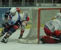 Bild: gb
Marcel Waldowsky (links) umkurvt den Kasten des EC Peiting: Die Blue Devils unterlagen am vergangenen Sonntag dem neuen Spitzenreiter mit 5:7. An diesem Wochenende treffen die Weidener auf die Selber Wölfe und den EV Landshut.