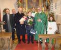 Bild: exb
Pfarrer Hannes Lorenz würdigte den jahrzehntelangen Einsatz von Anna Pöppl. Unser Bild zeigt von links Kirchenmusiker Jonathan Brell, Mesner Michael Kurz, Ludwig Pöppl, Anna Pöppl, Pfarrer Hannes Lorenz und die beiden Ministrantinnen.