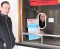 Bild: Lowak
Bürgermeister Karlheinz Budnik und Rainer Hecht von der Bauverwaltung sehen sich in dem ehemaligen Bahnhofsgebäude um. Am Fahrkartenschalter liegt sogar noch ein alter Kalender von 1989.