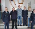 Bild: exb/Polizeipräsidium Oberpfalz
Polizeivizepräsident Thomas Schöniger (links), Leitender Polizeidirektor Robert Hausmann (rechts) und Polizeihauptkommissar Siegfried Deml (Dritter von rechts) begrüßten von der Schwandorfer Sicherheitswacht (von links) Josef Baarfuß, Christian Reinhardt und Thomas Faderl zur Fortbildung.