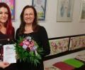 Bild: jzk
Jessika Wöhrl-Neuber (links) bedankt sich bei der versierten Referentin Kristine Joop mit einem Blumenstrauß.