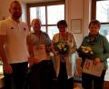 Bild: R. Kreuzer
Abteilungsleiter Christian Schraml (von links) zeichnet mit Georg und Helga Scharbauer und Regina Winter drei langjährige VfB-Tennisspieler aus.