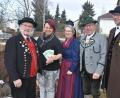 Bild: ws
Die Einnahmen in Höhe von 400 Euro aus der "Besinnlichen Stunde" spenden die Trachtler der Familie Walbrunn und dem kleinen Hugo. Im Bild (von links) Gebietsvertreter Wilhelm Binner, Sabrina Walbrunn, Gauvortänzerin Christa Binner, Gauehrenmitglied Josef Schmidkonz und Gebietsjugendleiter Florian Busl.