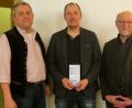 Bild: kö
SKK-Vorsitzender Markus Dirschwigl (Mitte) bekam aus den Händen von Bürgermeister Georg Köppl (rechts) und Schießmeister Werner Killermann (links) die Ehrenamtskarte überreicht.