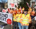Bild: Gabi Schönberger
Knapp 70 Mitarbeiter des öffentlichen Dienstes aus der ganzen nördlichen Oberpfalz protestieren in ihrer Mittagspause in Weiden.