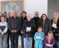 Bild: sei
Kolpingsvorsitzender Georg Schlehuber (Zweiter von links) übergibt mit einem Vorstandskollegen Spenden an verschiedene Vereine und Organisationen.