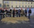 Bild: fppp
Wenn die Bauarbeiter so tatkräftig sind wie die Teilnehmer am symbolischen Spatenstich, dann wird der knappe Zeitplan sicherlich eingehalten. Mit dabei waren (von links) Markus Brand, Stefan Büttner, Florian Sirch, Veronika Sirch, Johannes Fischer, Oliver Weigel, Marcus Bach, Maximilian von Waldenfels und Florian Gelius.