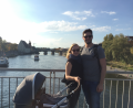 Bild: privat
Kerstin Härtl und Dominik Stümpfl vor der Steinernen Brücke. Sohn David schläft im Kinderwagen.